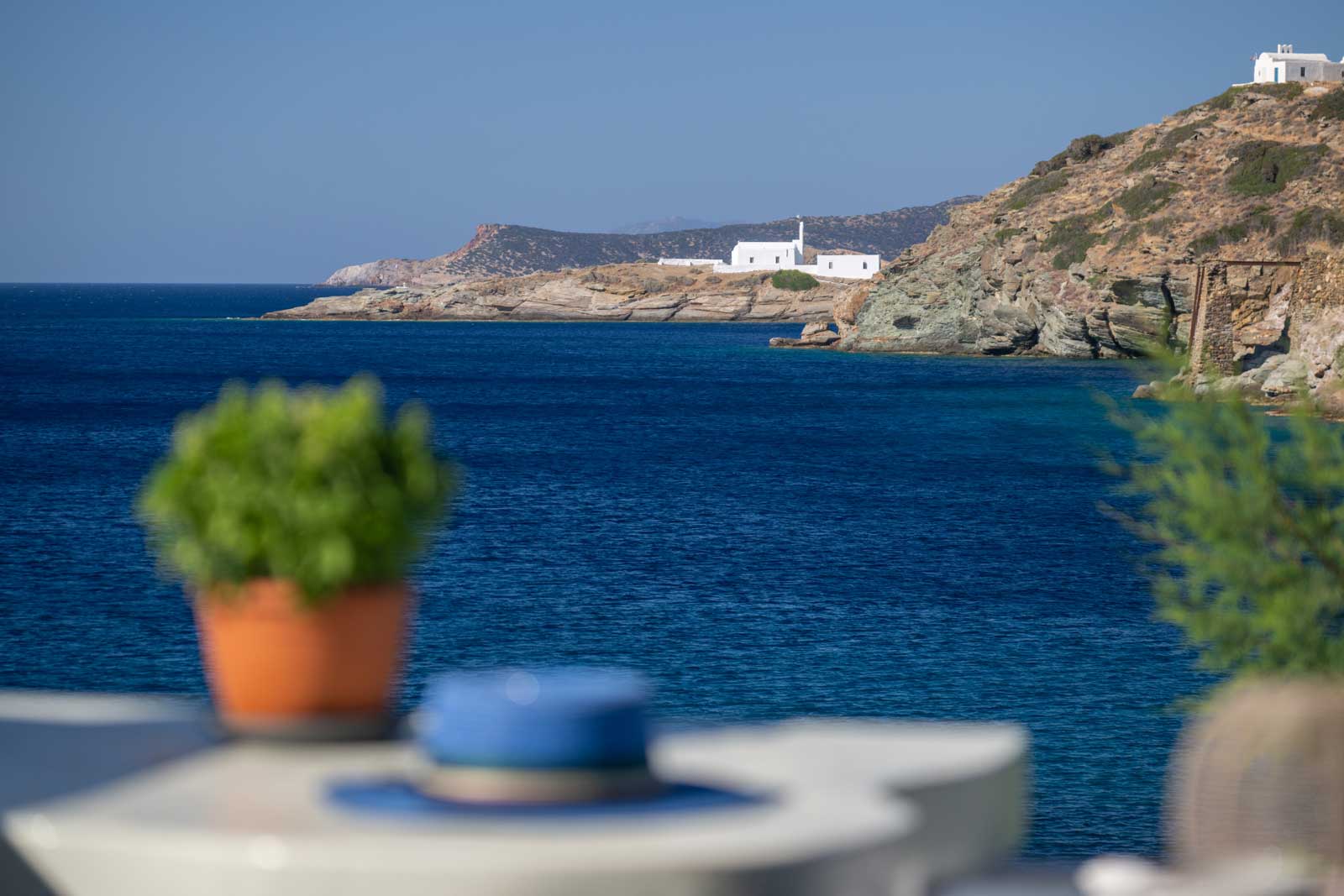 Θέα προς Χρυσοπηγή από τον Φάρο Σίφνου